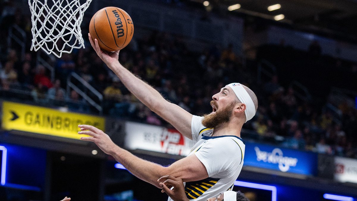 Jay Huff reaches for a layup at the rim against the Bucks at Gainbridge Fieldhouse.